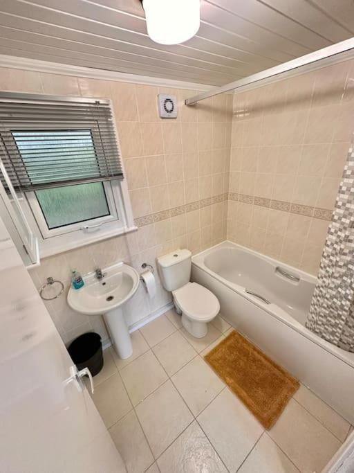 Semi-Detached 1-Bedroom Chalet Uddingston Exteriör bild