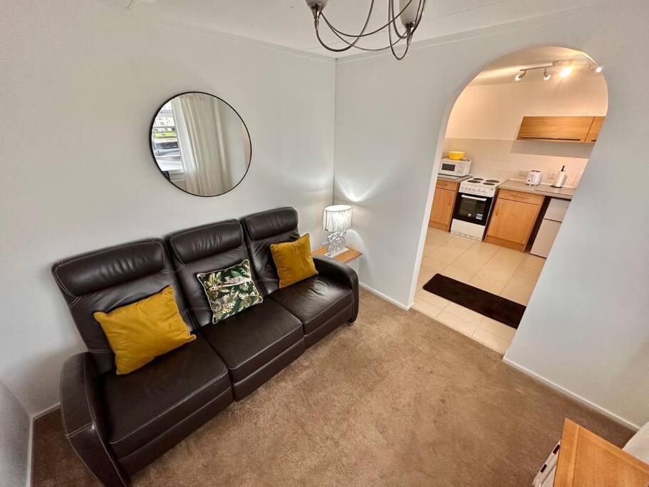 Semi-Detached 1-Bedroom Chalet Uddingston Exteriör bild