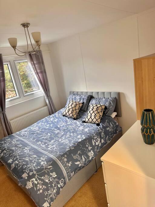 Semi-Detached 1-Bedroom Chalet Uddingston Exteriör bild