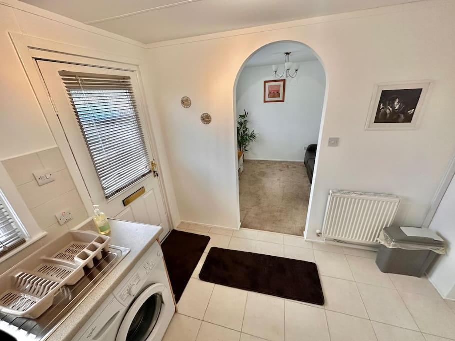 Semi-Detached 1-Bedroom Chalet Uddingston Exteriör bild