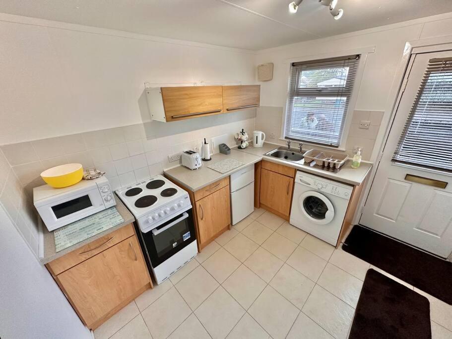 Semi-Detached 1-Bedroom Chalet Uddingston Exteriör bild