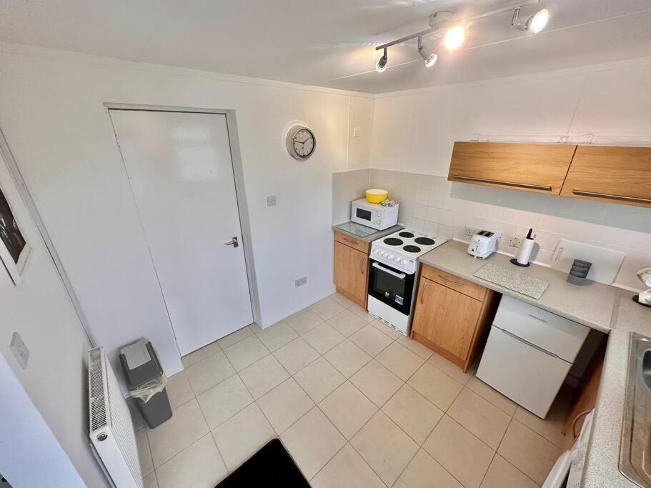 Semi-Detached 1-Bedroom Chalet Uddingston Exteriör bild