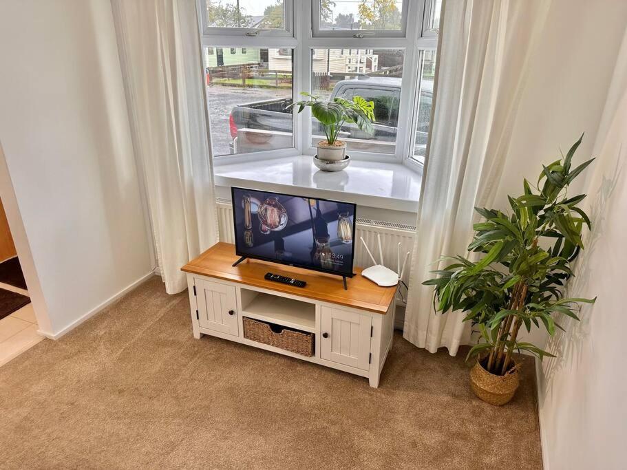 Semi-Detached 1-Bedroom Chalet Uddingston Exteriör bild